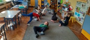 Dzieci z grupy VI próbują tańczyć w stylu breakdance.