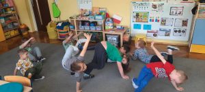 Dzieci z grupy Vi próbują tańczyć w różnych stylach tanecznych.