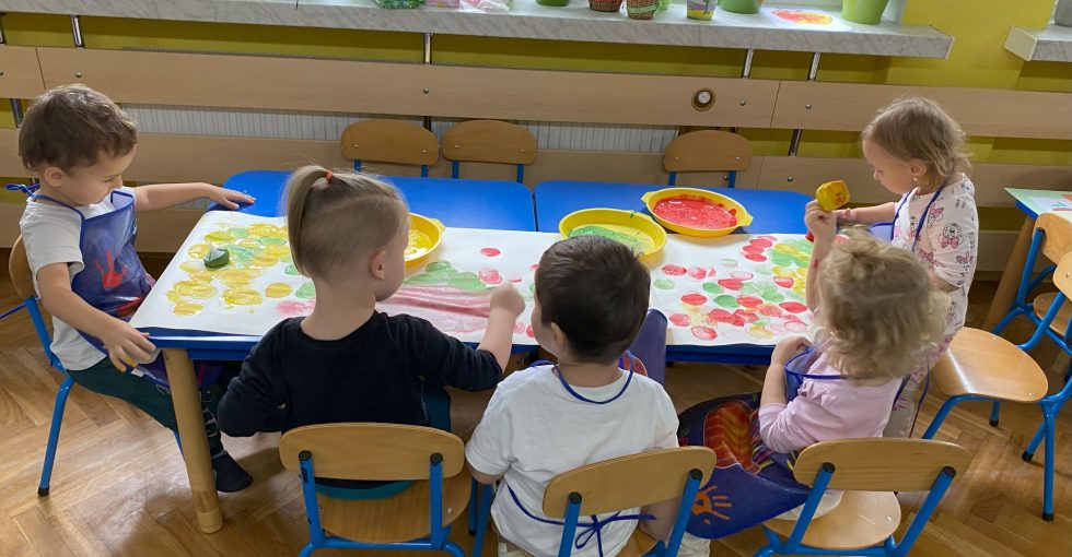 dzieci za pomocą gąbek zamoczonych w farbach metodą "pieczątkowania" tworzą swoje indywidualne prace plastyczne