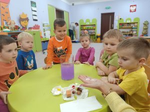 Co pływa, co tonie? Doświadczenia z wodą.