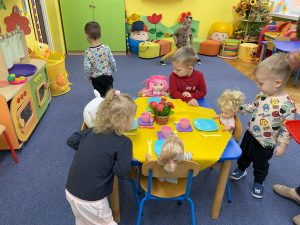 przedszkolaki dokładają brakujące sztućce do pięknie nakrytego stolika