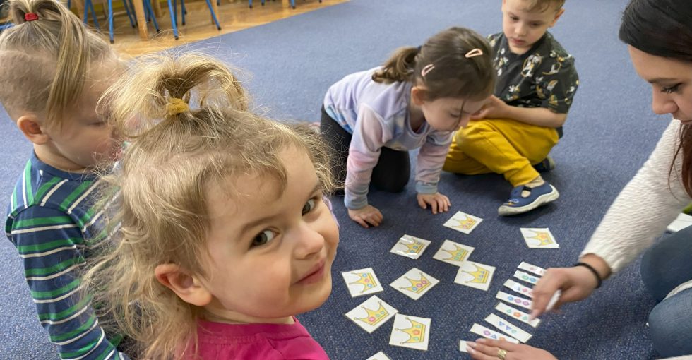 dzieci dopasowują do koron królewskich na obrazkach odpowiednie wzory